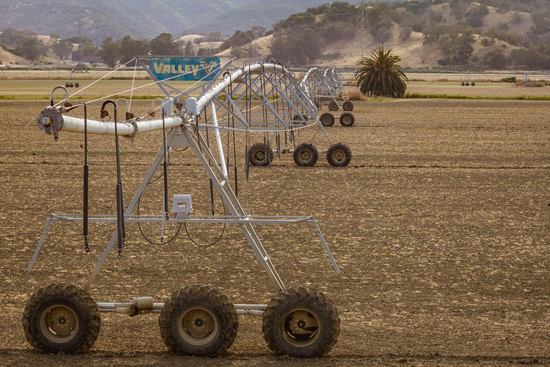 Centre-pivot irrigation equipment extending across an agricultural field